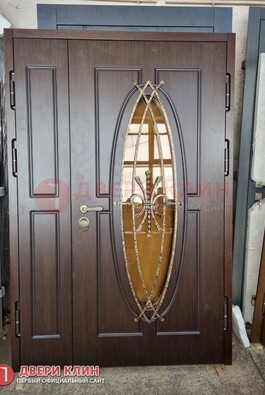полуторная входная дверь с мдф и овальным стеклом с ковкой.jpeg