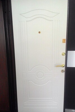 Входная дверь в квартиру цвета белый шелк внутри