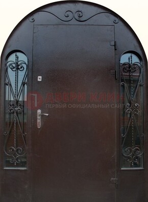 Арочная дверь со стеклом и ковкой ДА-16 под старину в Санкт-Петербурге
