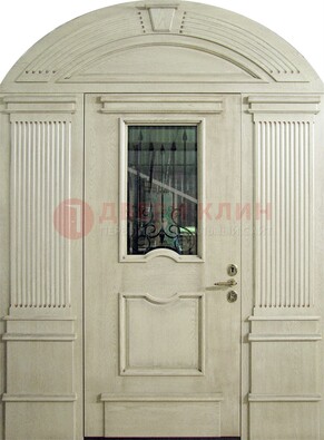Белая входная дверь массив со стеклом и ковкой ДА-49 в Чехове