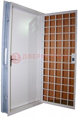 Белая стальная бронированная дверь с нитроэмалью ДБ-7 в Екатеринбурге