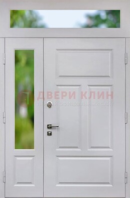 Белая полуторная железная дверь со стеклом и фрамугами ДФГ-10 в Чехове