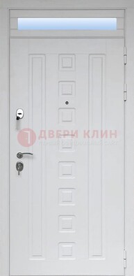Белая металлическая дверь с фрамугой для коттеджа ДФГ-21 в Чехове
