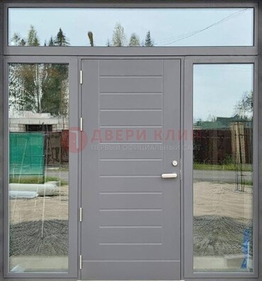 Серая стальная дверь с панелью МДФ и стеклянными фрамугами ДФГ-28 в Чехове