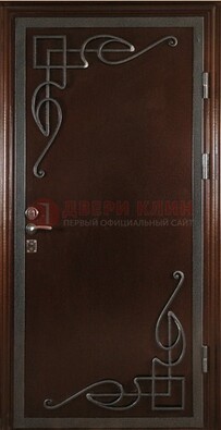 Коричневая входная дверь с ковкой ДК-16 для дома в Чехове