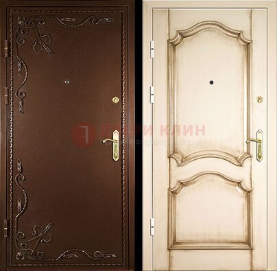 Квартирная коричневая стальная дверь с ковкой ДК-1 в Чехове