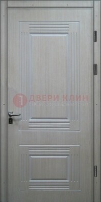 Белая металлическая дверь с МДФ ДМ-128 в Чехове