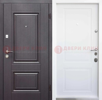 Темная входная дверь с белой МДФ внутри ДМ-238 в Чехове