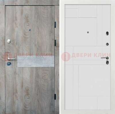 Темная металлическая дверь с белой МДФ с молдингами ДМ-297 в Чехове