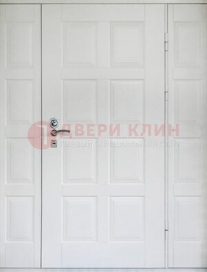 Белая входная дверь для коттеджа с МДФ ДМ-536 в Чехове
