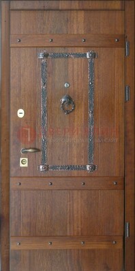 Темная стальная дверь с массивом дуба с ковкой ДМД-37 в Чехове