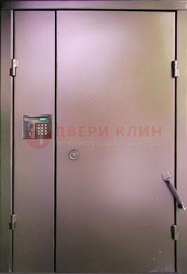 Коричневая стальная дверь в подъезд ДПД-1 в Чехове