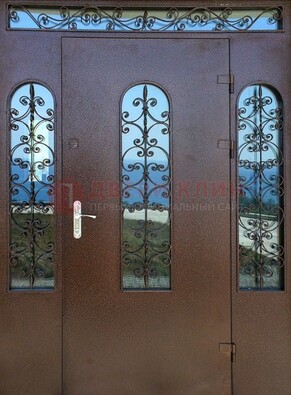 Железная парадная дверь со стеклом и ковкой ДПР-16 для общественных зданий в Сочи