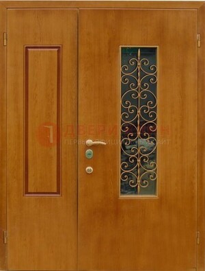 Парадная дверь со вставками из стекла и ковки ДПР-20 в холл в Пскове