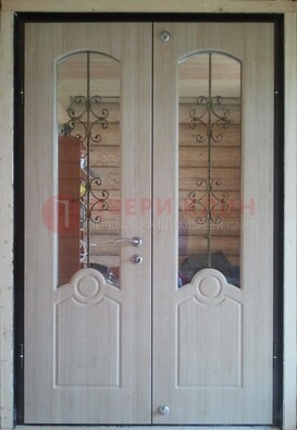 Парадная дверь со стеклянными вставками и ковкой ДПР-23 в деревянный дом в Сочи