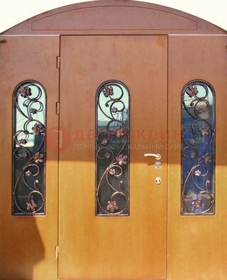 Парадная дверь со стеклянными вставками и ковкой ДПР-28 в общественное здание в Павловском Посаде