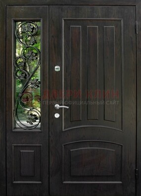 Парадная дверь со стеклянными вставками и ковкой ДПР-31 в кирпичный дом в Долгопрудном