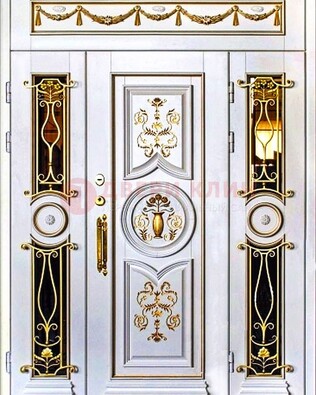 Белая стальная парадная дверь с золотыми элементами ДПР-80 в Ставрополе