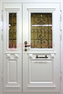 Белая парадная металлическая дверь со стеклом и ковкой ДПР-83 в Одинцово