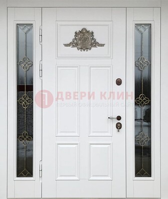 Белая входная парадная дверь со стеклом и ковкой ДПР-92 в Чехове