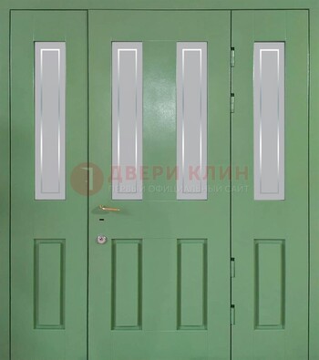 Зеленая металлическая дверь со стеклом ДС-26 в Чехове