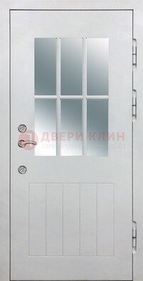 Белая уличная дверь со стеклом ДС-30 в Чехове