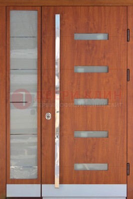 Коричневая металлическая дверь со стеклом ДС-72 в Чехове