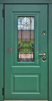 Зеленая металлическая дверь со стеклом и ковкой ДСК-113 в Чехове