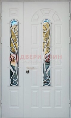 Распашная стальная дверь со стеклом и ковкой в белом цвете ДСК-120 в Чехове