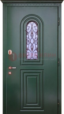 Темно-зеленая входная дверь со стеклом и ковкой ДСК-129 в Чехове