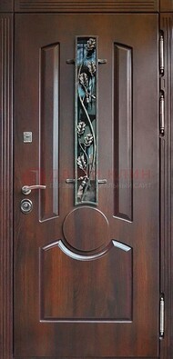Темная железная дверь со стеклом и ковкой для кирпичного дома ДСК-136 в Балашихе