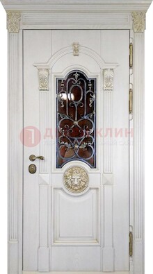 Белая железная дверь со стеклом и ковкой для кирпичного дома ДСК-155 в Чехове