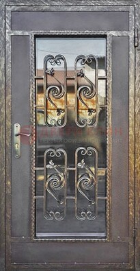 Коричневая наружная дверь порошок со стеклом и ковкой ДСК-160 в Одинцово