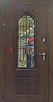 Классическая стальная дверь со стеклом и ковкой для коттеджа ДСК-178 в Одинцово