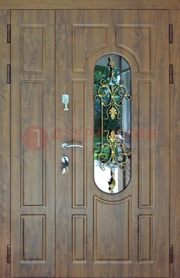 Коричневая полуторная дверь со стеклом и ковкой ДСК-198 в Чехове