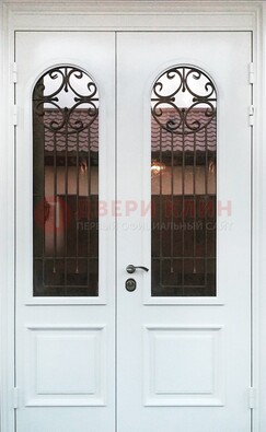 Белая стальная дверь стекло с ковкой и филенкой ДСК-201 в Чехове