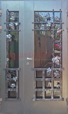Распашная уличная дверь Порошок со стеклом и ковкой ДСК-221 в Чехове