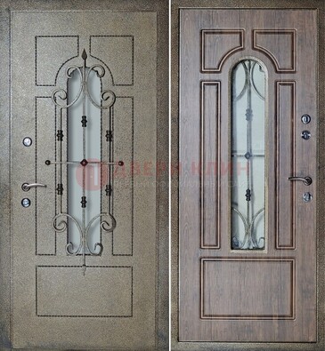 Внешняя стальная дверь со стеклом и ковкой зеленой ДСК-22 в Мурманске
