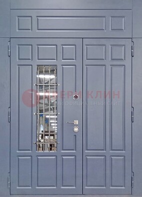 Серая двухстворчатая дверь Винорит со стеклом и ковкой ДСК-234 RAL 7024 в Чехове