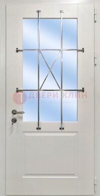 Белая простая железная дверь Винорит со стеклом и ковкой ДСК-257 в Чехове