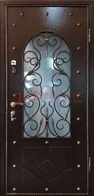 Влагостойкая дверь со стеклом и ковкой с декором ДСК-37 в Чехове
