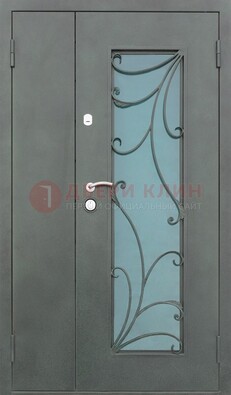 Двухстворчатая железная дверь со стеклом и ковкой ДСК-40 в Ярославле