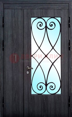 Стальная дверь со стеклом и ковкой ДСК-69 в деревянный дом в Чехове