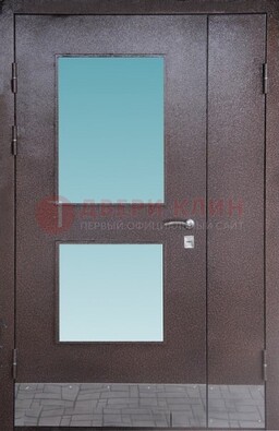 Коричневая тамбурная дверь со стеклянными вставками ДТМ-21 в Чехове
