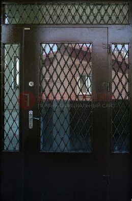 Коричневая тамбурная дверь со стеклянными вставками и ковкой ДТМ-32 в Чехове