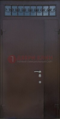 Коричневая тамбурная дверь со стеклянными вставками и ковкой ДТМ-39 