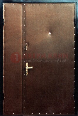 Коричневая тамбурная дверь с оформлением ДТМ-40 в Фрязино