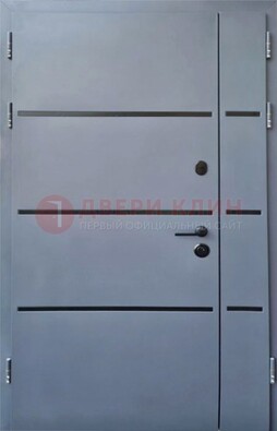 Серая металлическая тамбурная дверь с молдингами ДТМ-42 в Чехове