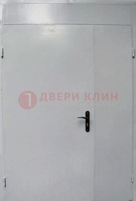 Белая металлическая тамбурная дверь ДТМ-5 в Чехове