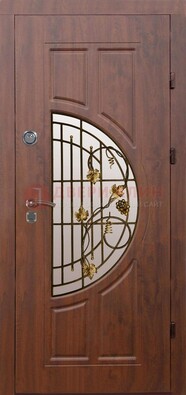 Стальная коричневая дверь с виноритом и ковкой ДВТ-82 в Чехове